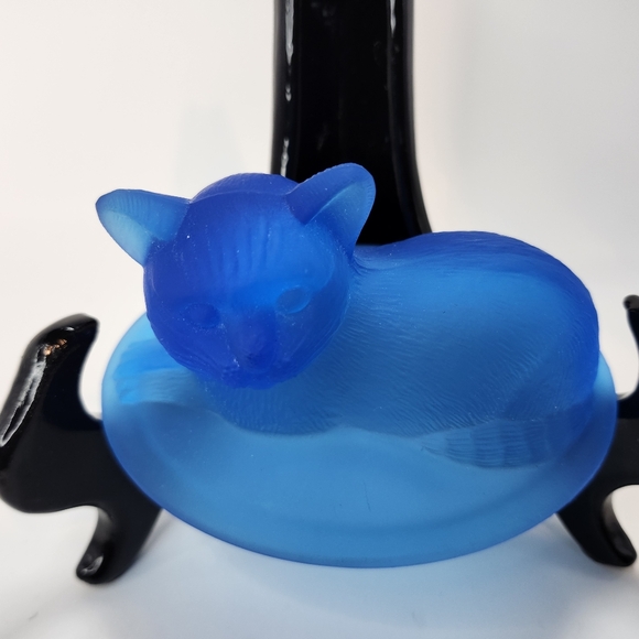 VINTAGE WESTMORELAND FROSTED BLUE SATIN GLASS CAT IN BASKET CANDY DISH - Picture 12 of 15